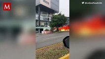 Coche en llamas circula en avenida de Nuevo León