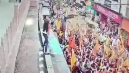 मथुरा: जामा मस्जिद के छज्जे पर चढ़कर भगवा झंडा लहराने वालों पर बड़ी कार्रवाई,