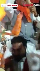 हातात भगवा... खांद्यावर बसले..- short