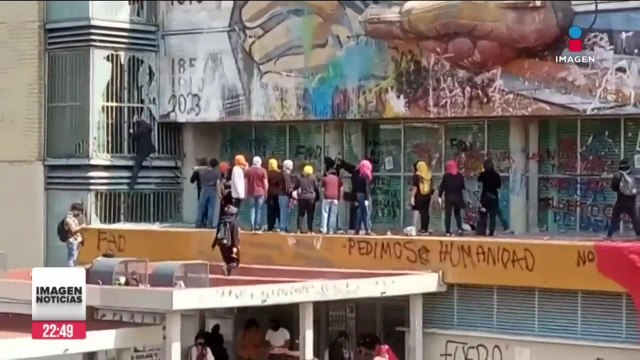 Encapuchados vandalizan mural de Siqueiros en Rectoría de la UNAM