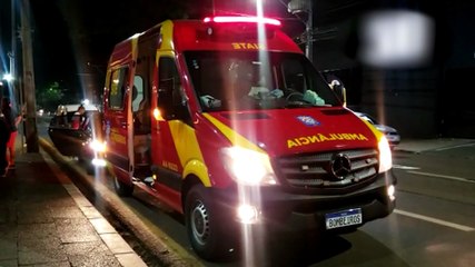 Jovem é atendido pelo Siate após sofrer queda em casa noturna no centro