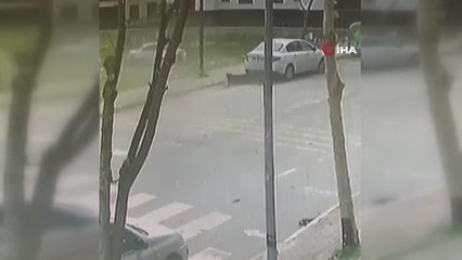 Beylikdüzü'nde aşırı hız yapan otomobil sürücüsü boş araziye uçtu