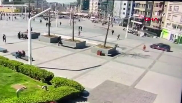 Taksim Meydanı'nda turist kadına kapkaç kamerada