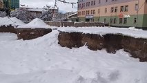 Temelinde kazısında insan kemiklerinin çıktığı okul inşaatı durduruldu