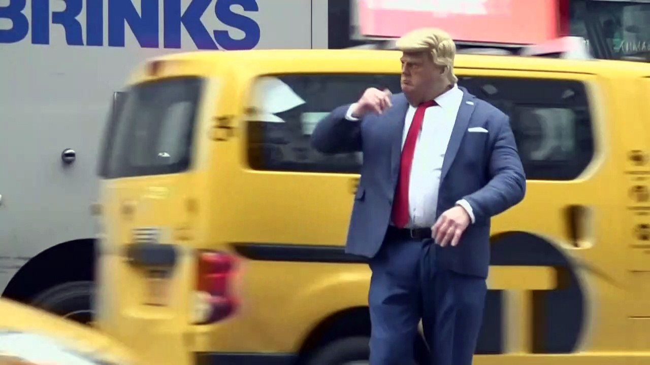 شخص يرتدي قناع ترمب ينظم حركة المرور في نيويورك