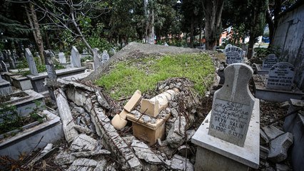 Deprem mezarlıklarda da büyük tahribata neden oldu