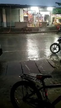 बरसात के साथ गिरे चने के आकार के ओले