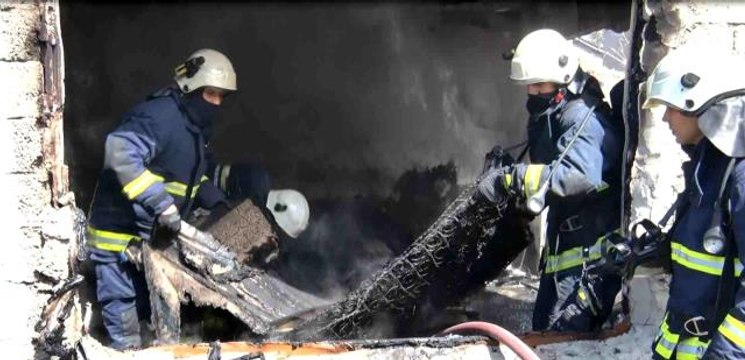 Metruk binadaki yangında evsiz adamın eşyaları küle döndü