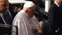 Il Papa è uscito dall'ospedale, ai giornalisti: sono ancora vivo