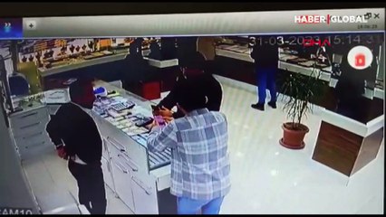 2 çocuk 4 milyon liralık altın bulunan çantayı çaldı