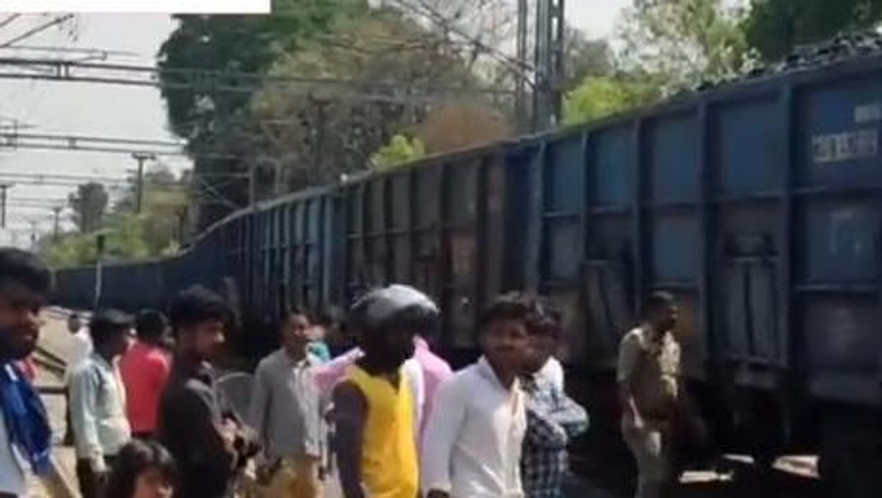 जौनपुर: कोयला लदी ट्रेन में लगी आग, दमकल विभाग सहित हजारों लोग मौके पर