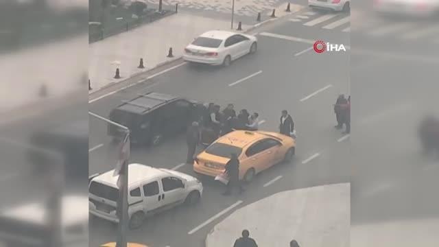 Pendik'te bir grup taksici yol verme tartışması yaşadıkları vatandaşa saldırdı