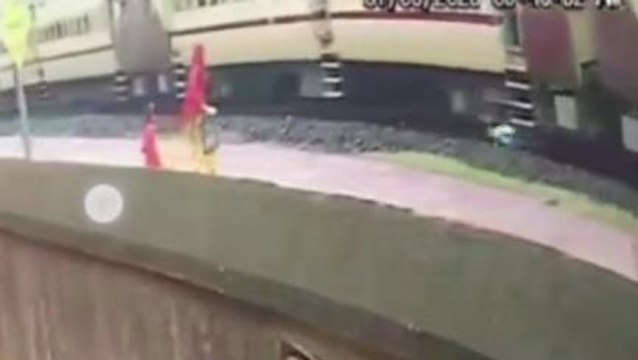 বীরভূমঃ রেল দুর্ঘটনায় মৃত্যু,দেখুন সেই সিসিটিভি ফুটেজ