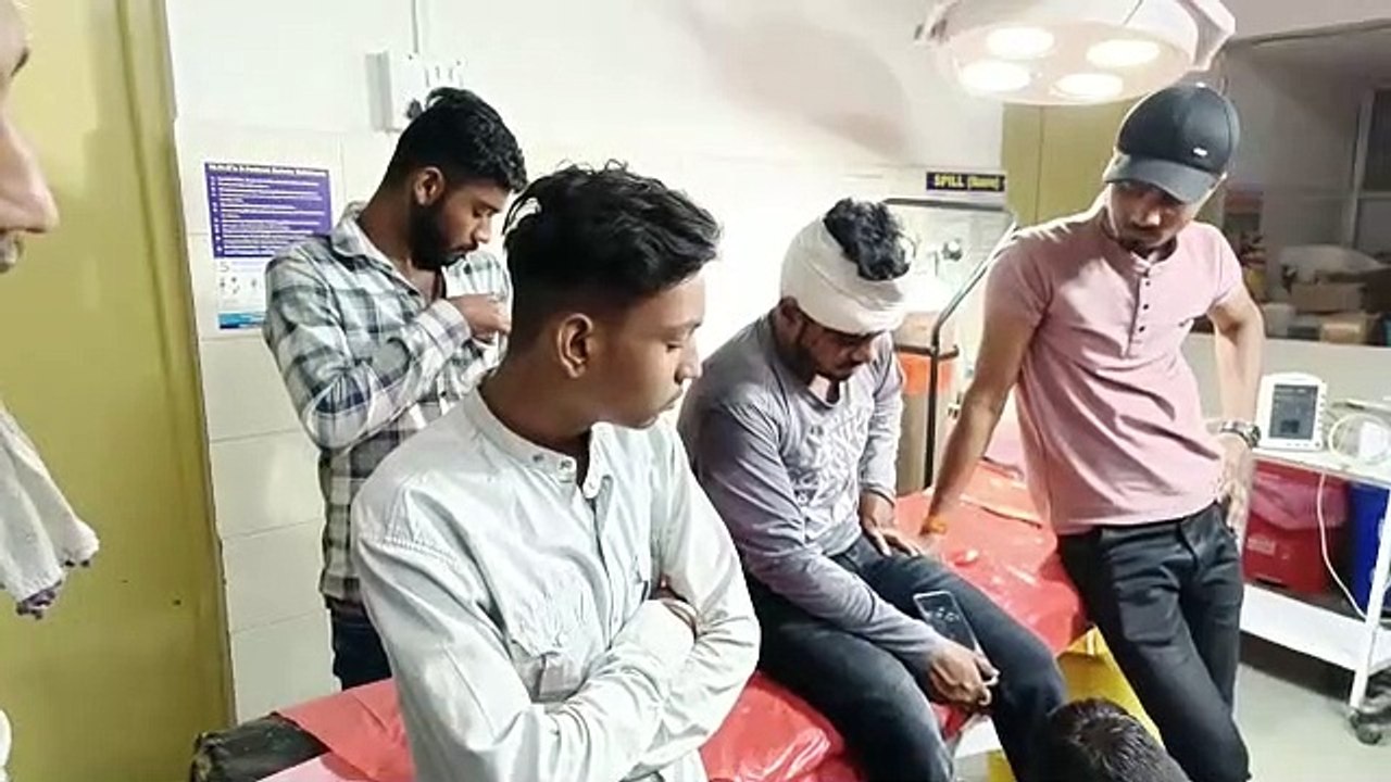 वीडियो : देर रात चली गोलियां, जुलूस के दौरान दो गुटों में संघर्ष