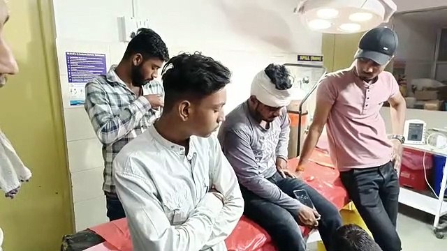 वीडियो : देर रात चली गोलियां, जुलूस के दौरान दो गुटों में संघर्ष