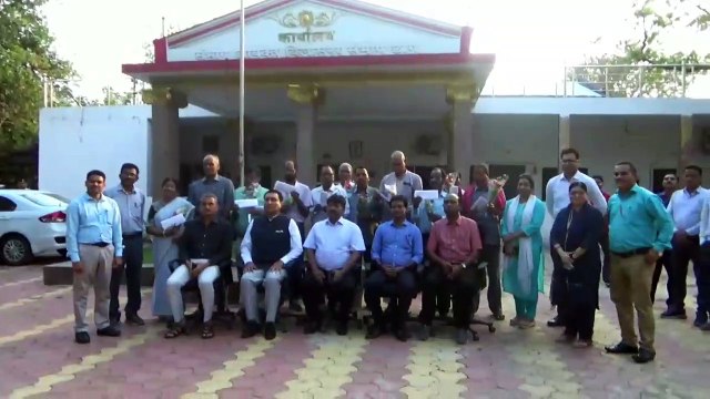 कमिश्नर डॉ. अलंग ने पीपीओ और जीपीओ आदेश सौंपते हुए सेवानिवृत्त कर्मचारियों को स्वस्थ और दीर्घ जीवन के लिए अपनी शुभकामनाएं दी