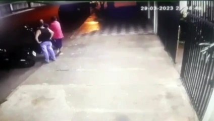 VÍDEO: Homem é perseguido e morto a tiros dentro de pastelaria