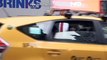شاهد: مرتديًا قناع الرئيس السابق.. رجل يوجّه حركة المرور أمام برج ترامب في نيويورك