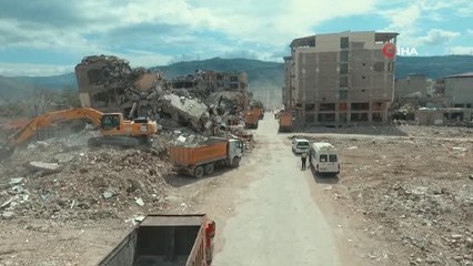 Samandağ'da enkaz kaldırma çalışmalarına devam ediliyor