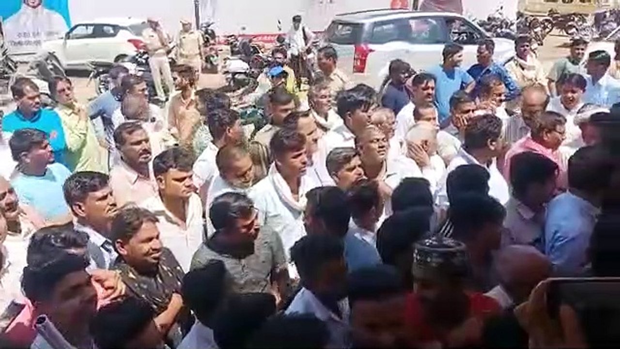 अनशन स्थल पर पहुंचे सांसद के खिलाफ लगाए गो-बैक के नारे