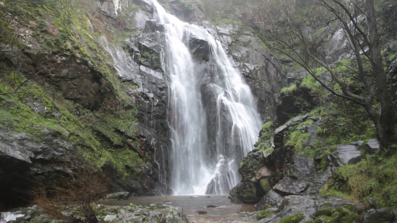 A_large_rock_waterfall