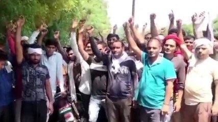फिरोजाबाद: कांच फैक्ट्री मजदूरों ने की हड़ताल, वेतन वृद्धि की मांग की