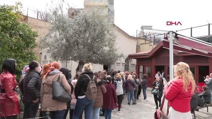 FATİH'TE AYIN BİRİ KİLİSESİ'NDE METRELERCE KUYRUK