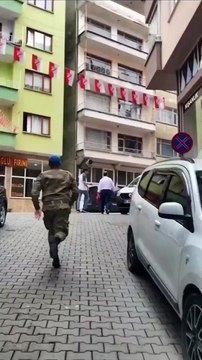 Askerden dönen kardeşimizin babasına yaptığı şahane sürpriz