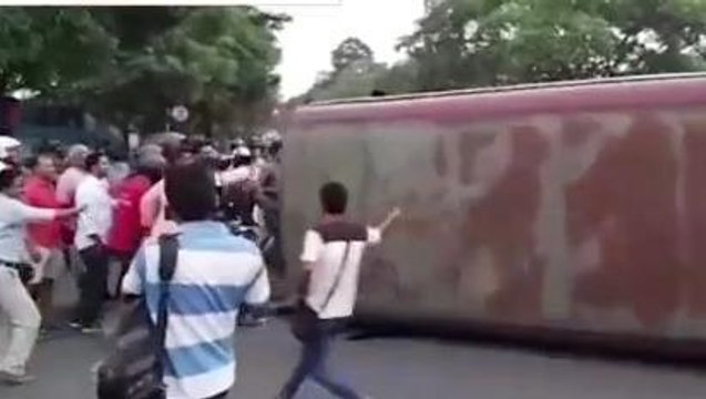 কলকাতা: মেয়ো রোডে ভয়াবহ দুর্ঘটনা, মিনিবাস উল্টে গুরুতর জখম বহু