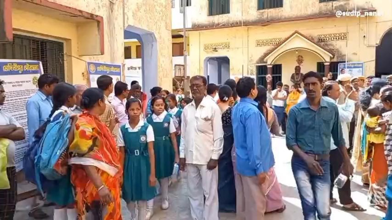 পশ্চিম মেদিনীপুর: খোলা স্কুলে ছাত্রীদের উপস্থিত...