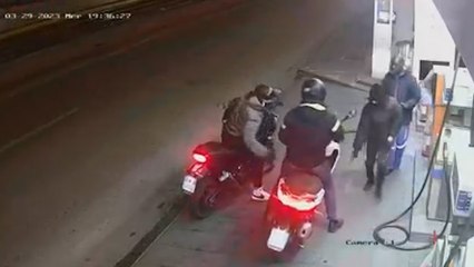 Napoli, gambizzato perché si oppone alla rapina dello scooter