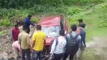 জাতীয় সড়ক থেকে ছিটকে পড়লো গাড়ি