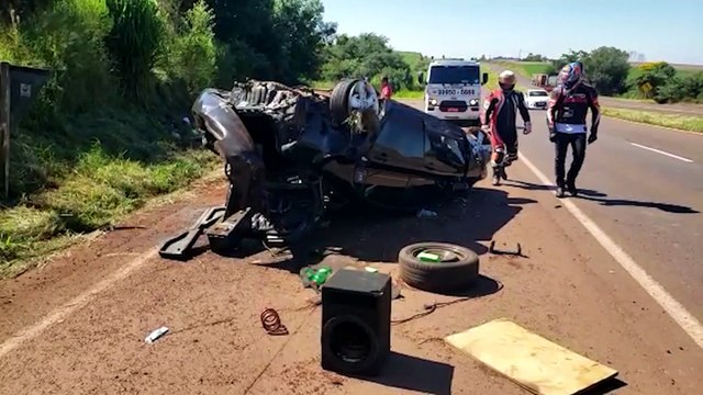 Veículo fica completamente destruído após capotamento na BR-467, em Cascavel