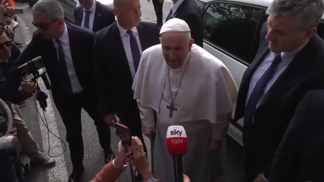 El papa sale del hospital después de su ingreso por bronquitis: Todavía estoy vivo