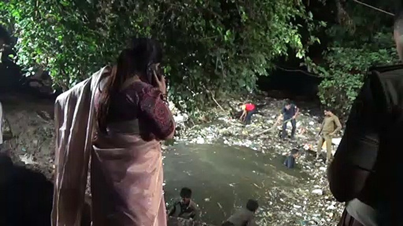 SURAT VIDEO/ खाड़ी में डूबे बच्चे को गोद में उठाकर दौड़ी महापौर