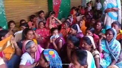 शराब दुकान के सामने महिलाओं का धरना