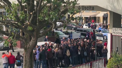 "Je suis encore vivant", plaisante le pape à sa sortie d'hôpital