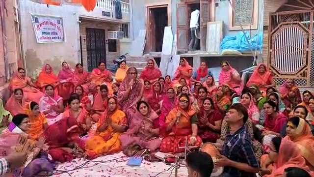 भजनों की बहती सरिता में आस्था के रंग में डूबे श्रद्धालु