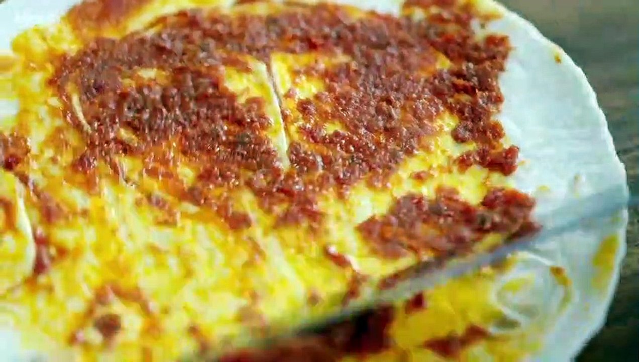 Nadiya's 5 minute crispy egg rolls - BBC