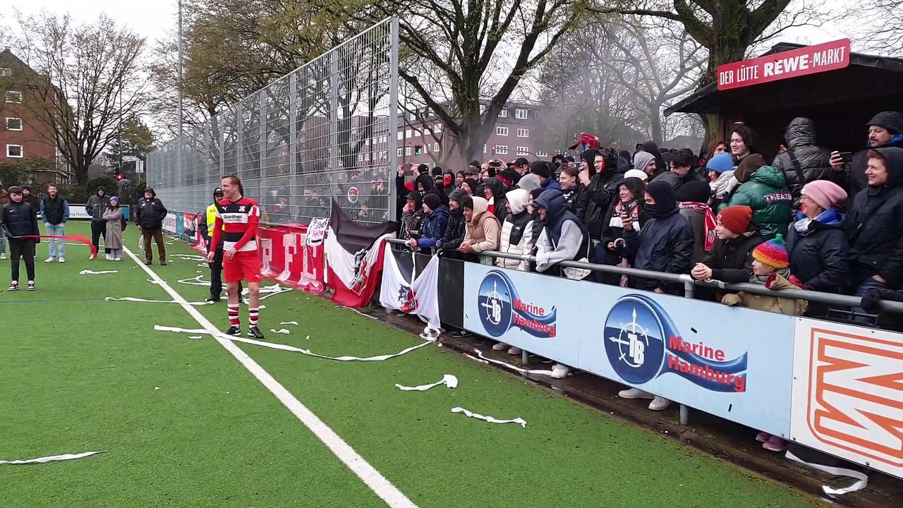 Spielertrainer Benjamin Lipke stimmt die Jubelgesänge an!