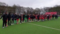 Die Mannschaft des AFC II feiert die Meisterschaft mit den Fans!