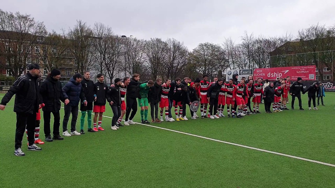 Die Mannschaft des AFC II feiert die Meisterschaft mit den Fans!