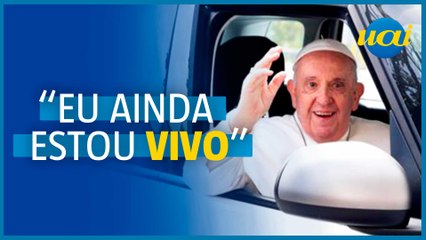 Papa Francisco deixa hospital e brinca: 'Ainda estou vivo'