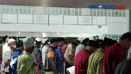 下载视频: Suasana Salat Tarawih Perdana di Masjid Raya KH Hasyim Asy'ari, Kapasitas 12.500