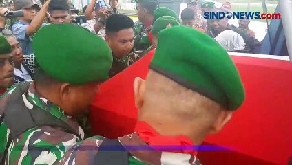 Disambut Tangisan Keluarga, Jenazah Serda Riswar Tiba di Sorong