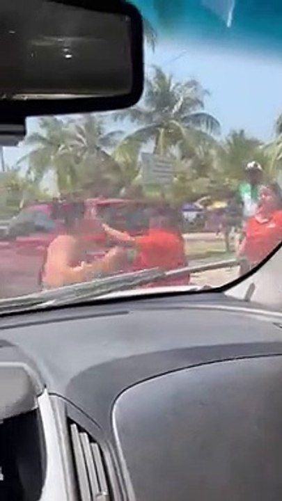 Mujeres se van a los golpes en Puerto Cortés