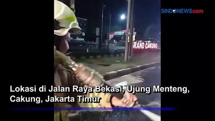 Pasir Tumpah dari Truk di Cakung, Belasan Motor Tergelincir