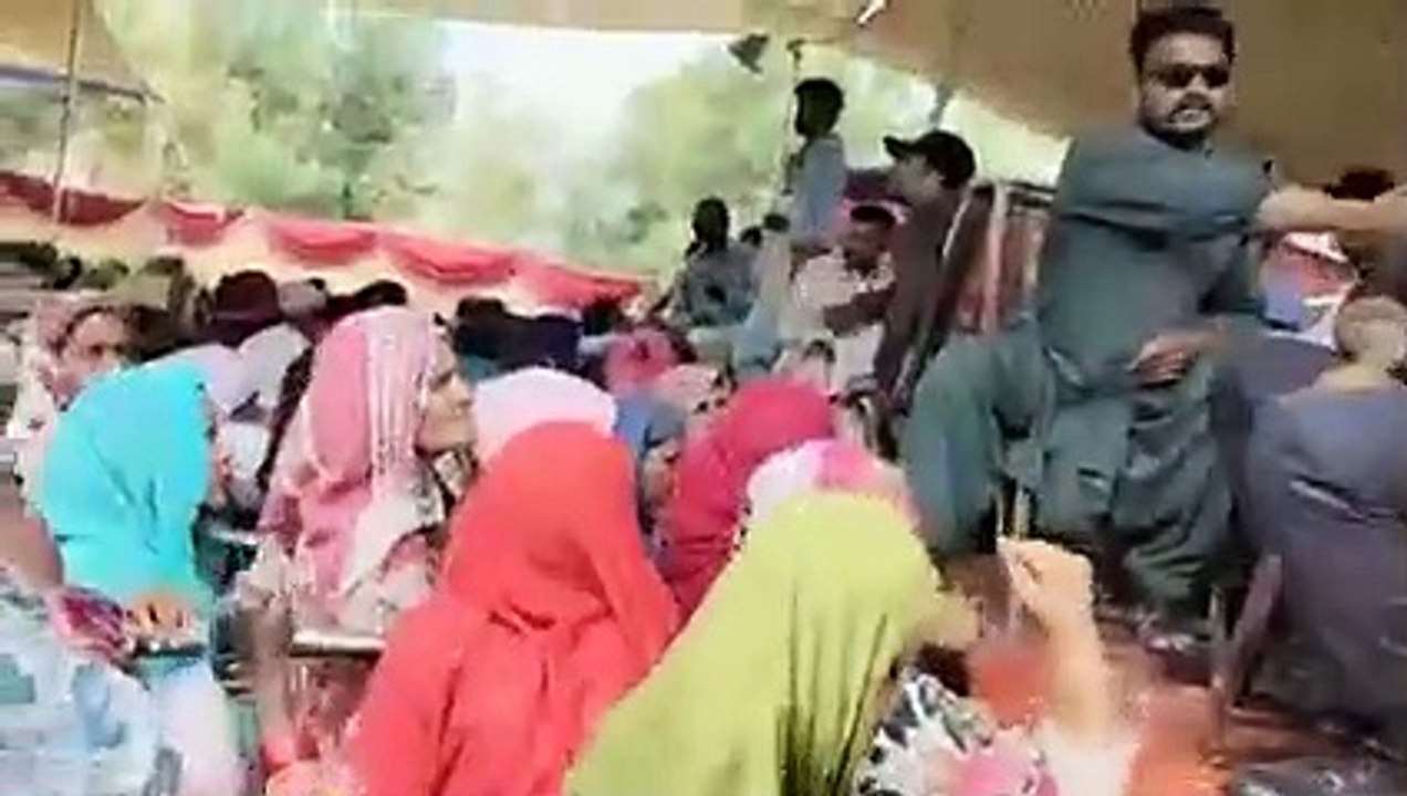 When checking at the dough point they saw a woman who couldn't walk properly lined up to take the dough SHO jam Sun Sahib immediately took the disabled woman out of the line and accompanied herself to the crew contor and immediately took the disabled woma