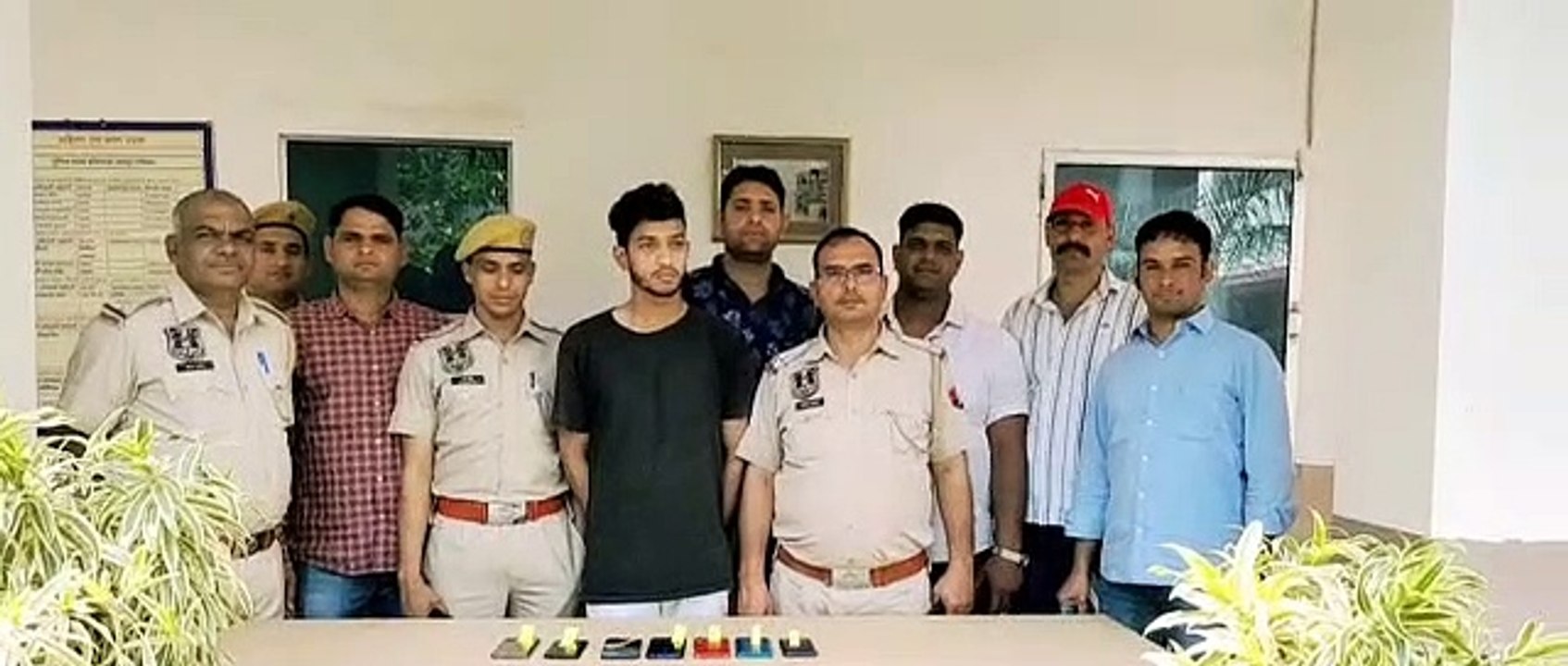 पर्स और मोबाइल लूटने वाले बदमाश को दबोचा, एक नाबालिग को भी किया निरूद्द