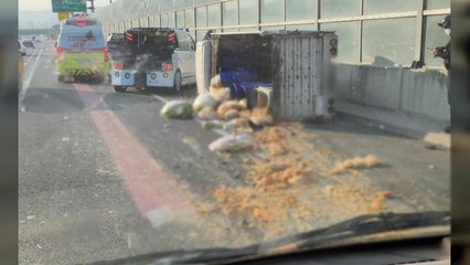경부고속도로 음식물 쓰레기 차량 사고로 한때 정체 / YTN